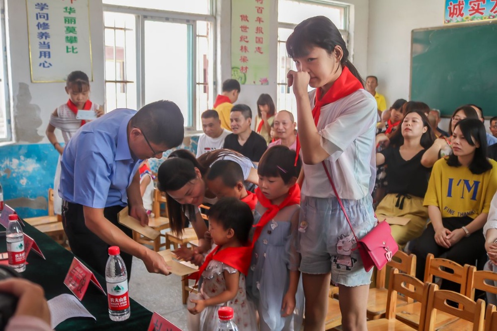 開展幫扶結(jié)對愛心助學活動